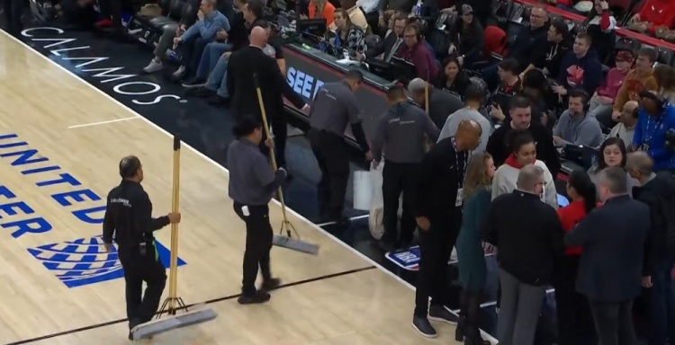 开云体育官方app-CBA可没这事！公牛主场工作人员疯狂拖地 球员已经返回更衣室