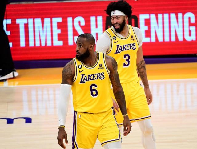 詹眉为佩林卡操作献计献策 湖人新季轮换已具雏形