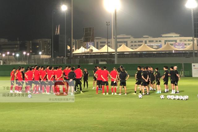 国足加强对抗定位球演练 王刚加入伤病调整小分队