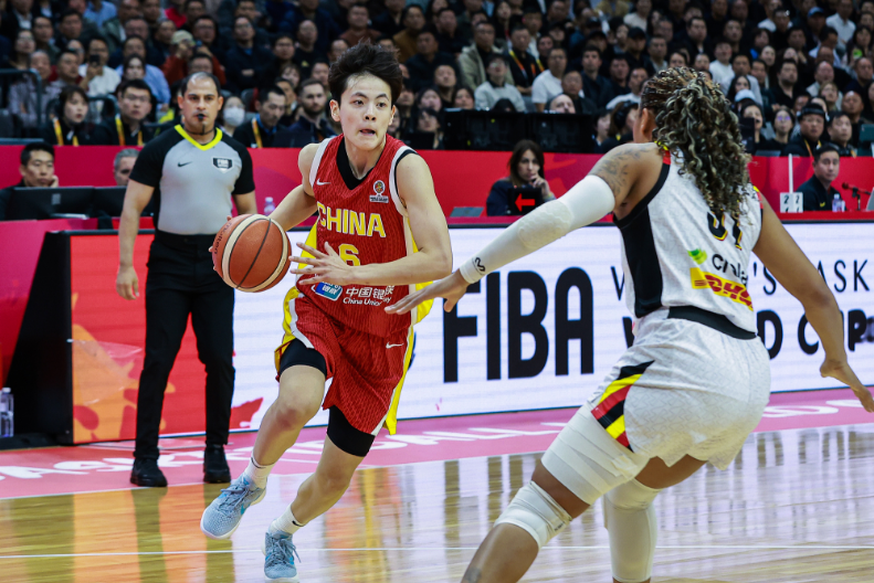 开云体育官方app-女篮队长杨舒予10中3：仅7+3+4+2+1 下半场4中0遭冻结