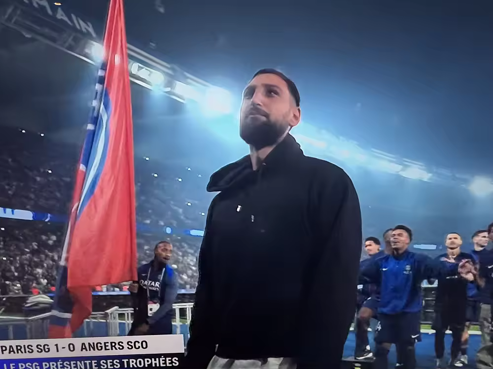 开云体育app-分手应该体面！多纳鲁马在巴黎vs昂热赛后向主场球迷告别